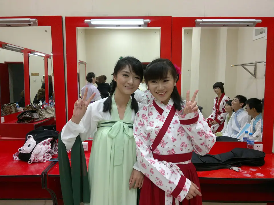 上海沉浸式宫宴现场，宾客身着汉服入席观看古风歌舞