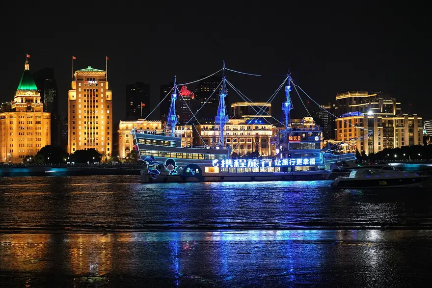 黄浦江夜景游船驶过陆家嘴，与时空之旅同为上海经典夜间行程