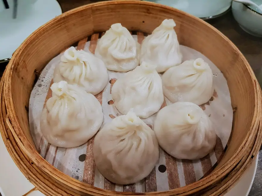 上海弄堂美食体验中的小笼包与本帮点心