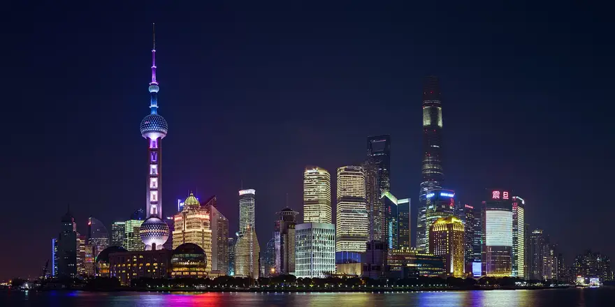 夜幕下的上海天际线，迪士尼游客常顺路游览陆家嘴