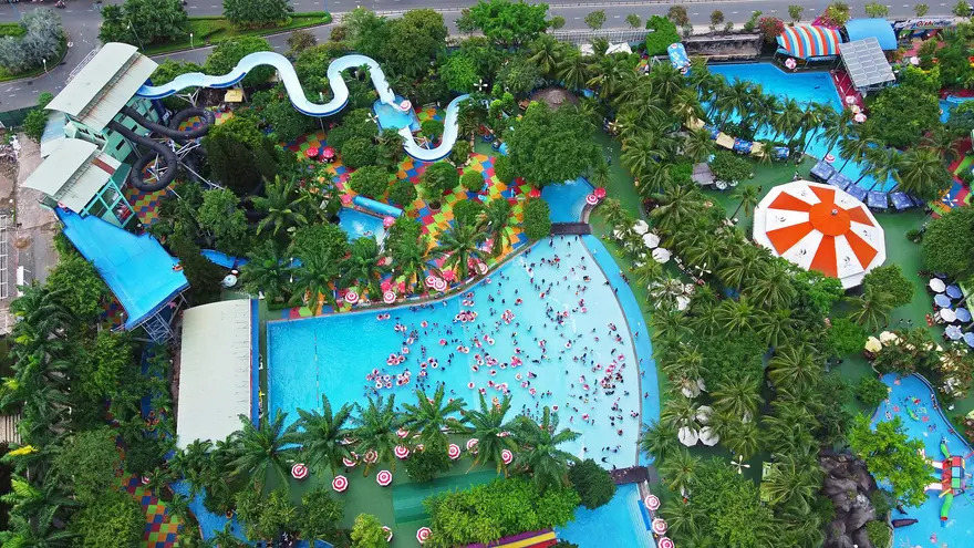 上海玛雅海滩水公园造浪池夏日人群