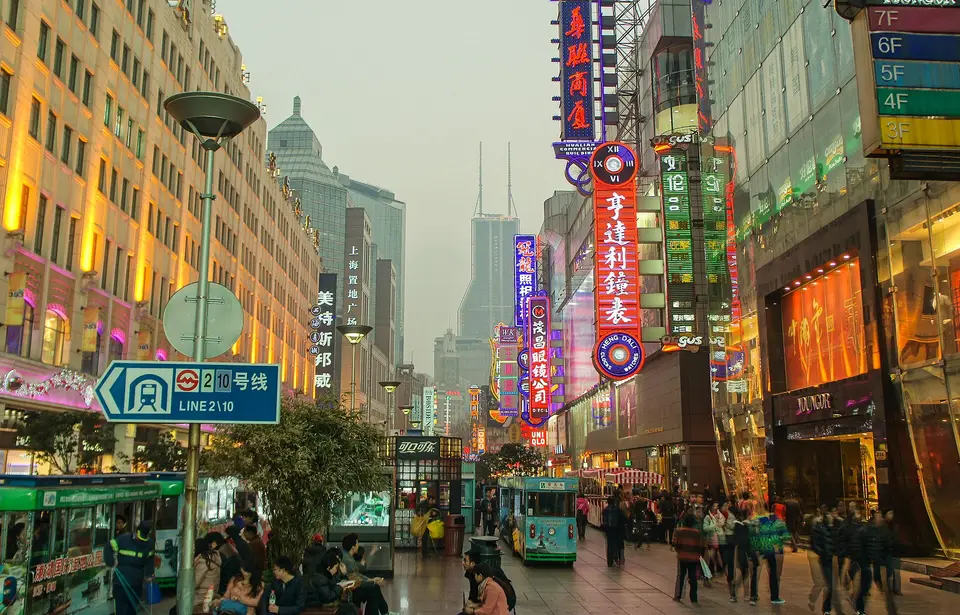 南京路步行街夜晚的霓虹灯牌与人流