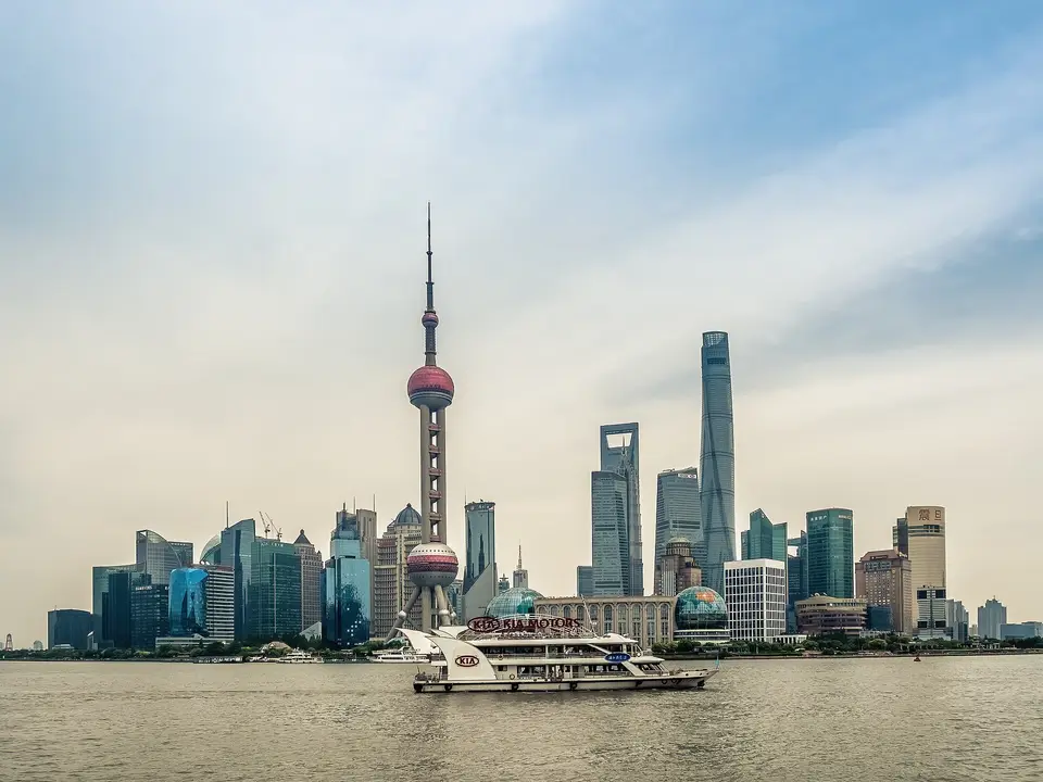 东方明珠广播电视塔与陆家嘴天际线
