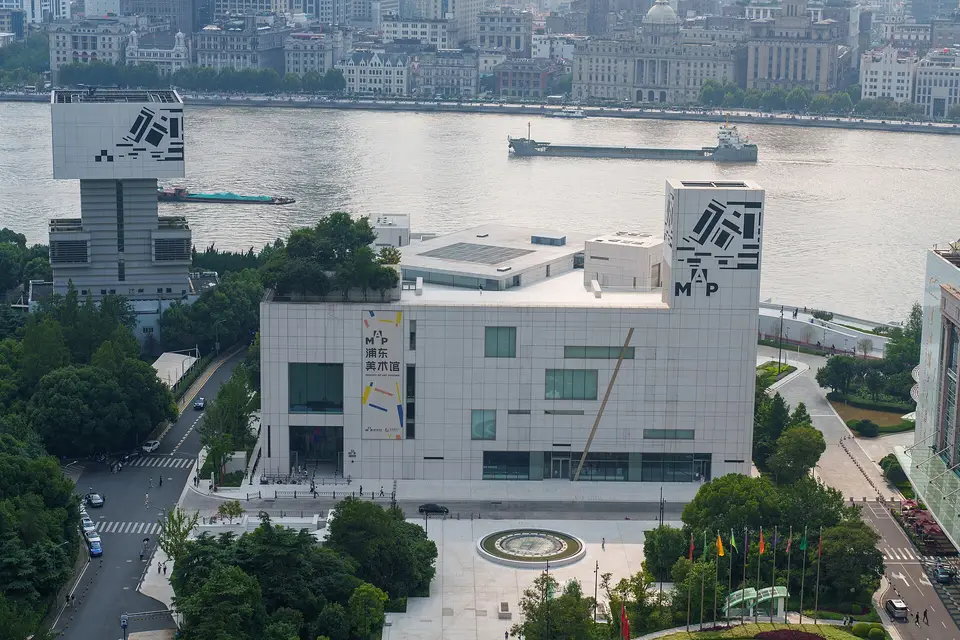 浦东美术馆滨江建筑外观与陆家嘴天际线