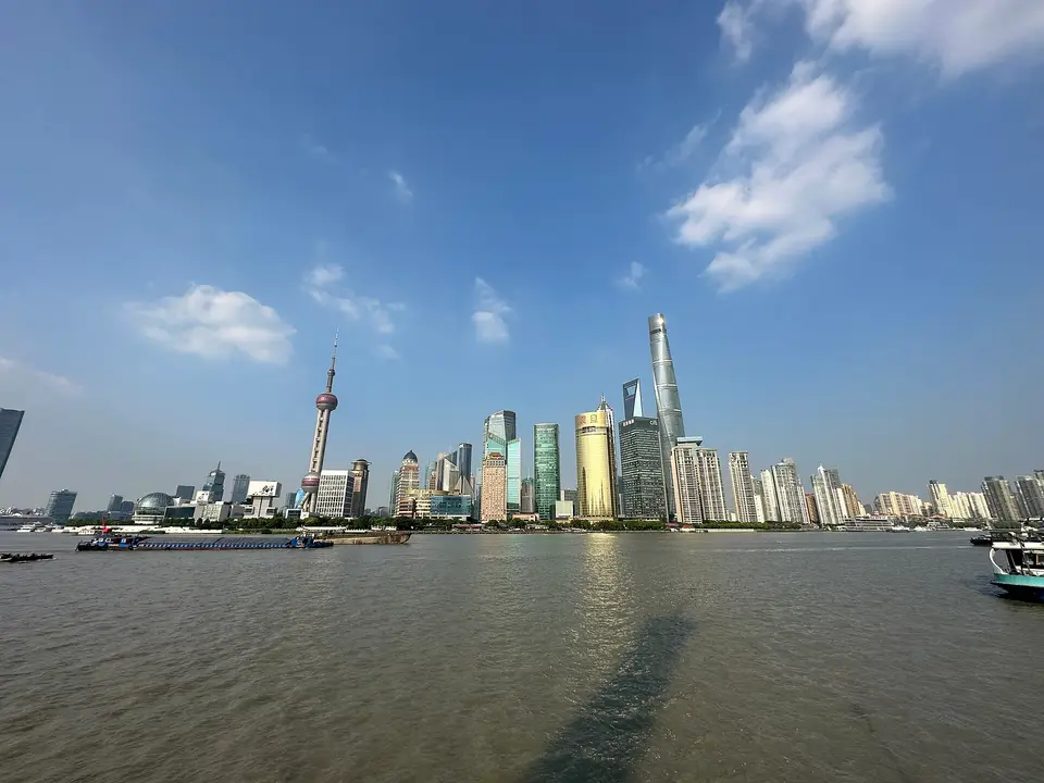 上海中心大厦螺旋塔身直入云端