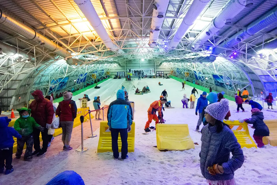 上海耀雪冰雪世界室内雪道与滑雪人群