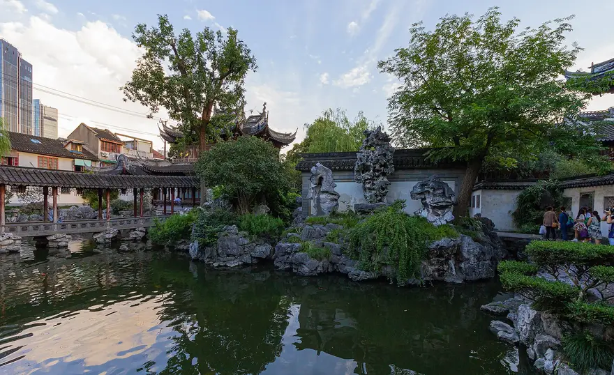 豫园古典园林一角，汉服游客热门取景地
