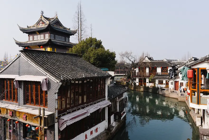 上海朱家角古镇放生桥与摇橹船，不用高铁的水乡替代选择